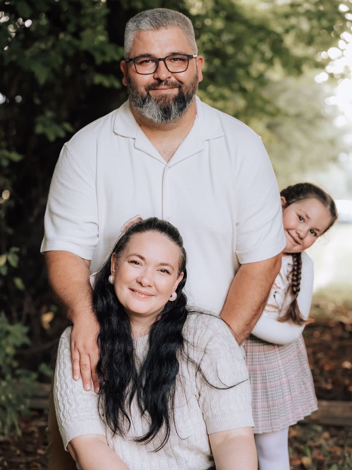 Portret de familie: tatăl în picioare, mama așezată, fetița privind din spate